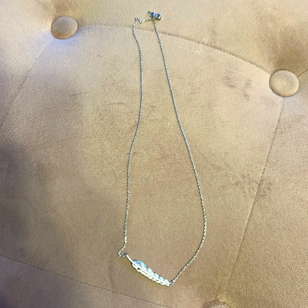 Pretty short necklace with leaf charm